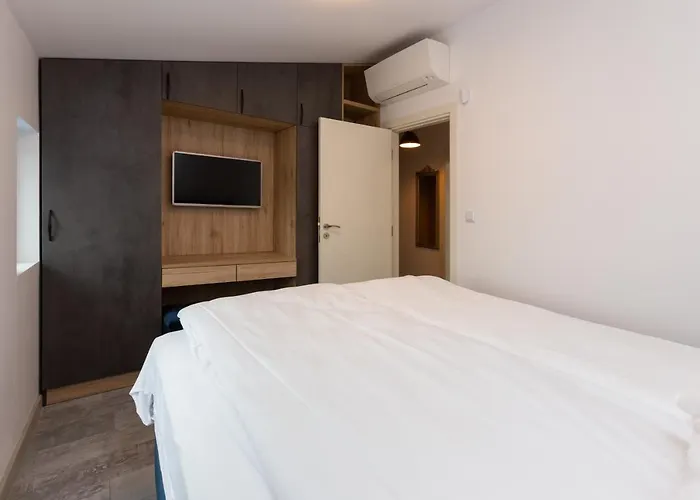 Seaman's House Apartment *